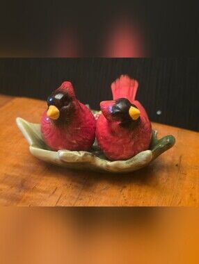 Vtg Ceramic Red Cardinal Birds Salt And Pepper Shaker Set W/Ceramic Tray Holly